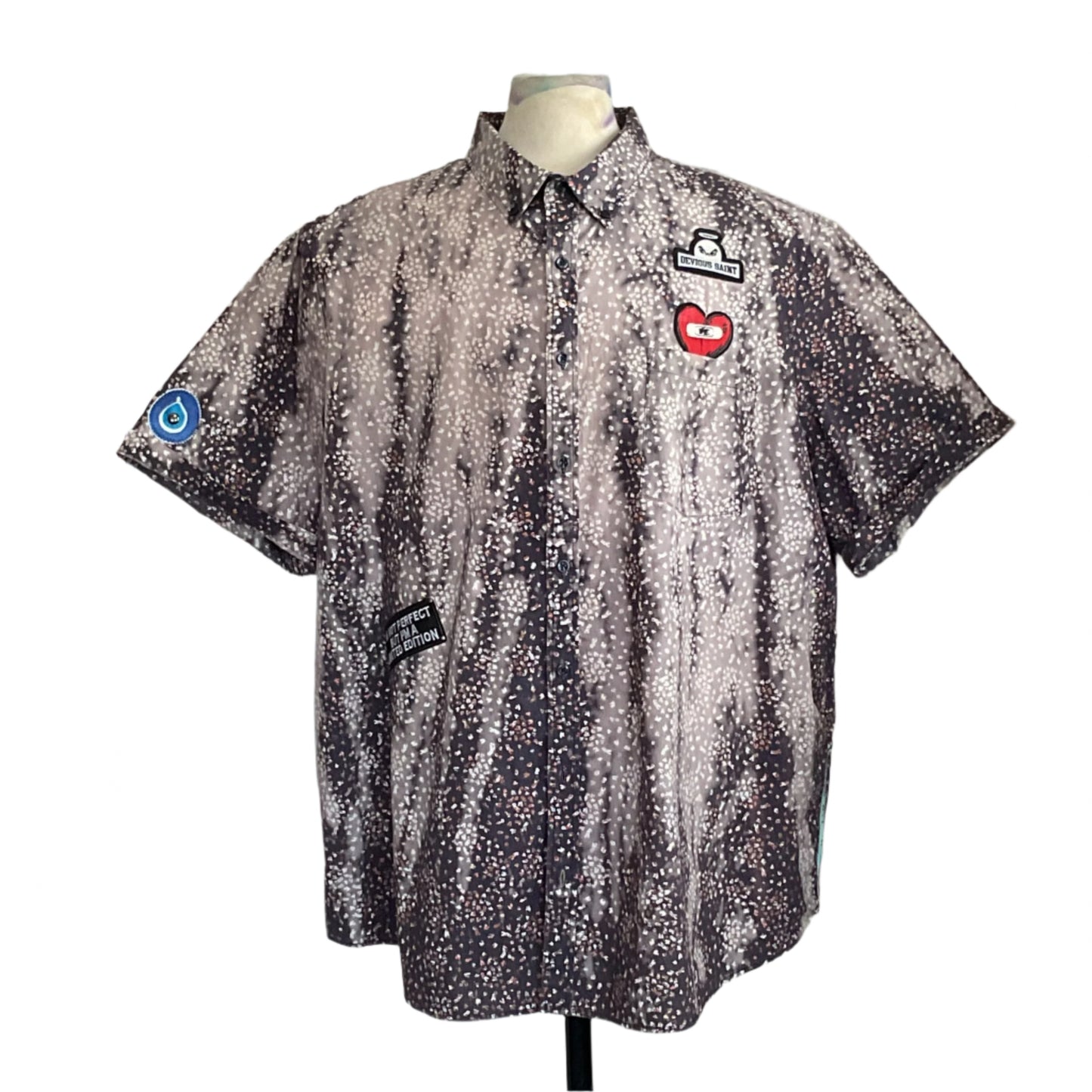CITY OF LOS ANGLES Men's Custom BEAR SIZE Short Sleeve Shirt 4XL, featuring a black-and-white splatter pattern and unique patches, displayed on a torso mannequin.
