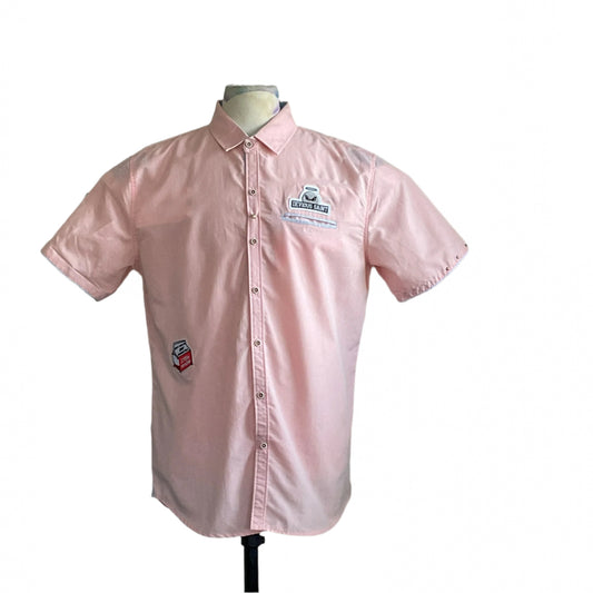 Men's pale-pink short-sleeve shirt, RAMEN, with DEVIOUS SAINT patch and milk carton graphic. Classic collar, straight hem, extra-large size.